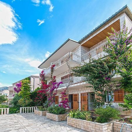 Apartments And Rooms By The Sea Brela, Makarska - 2752 المظهر الخارجي الصورة