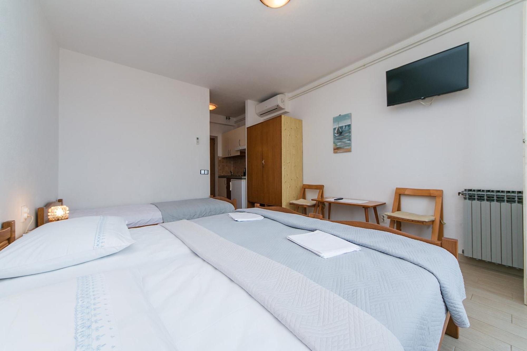 Apartments And Rooms By The Sea Brela, Makarska - 2752 الغرفة الصورة