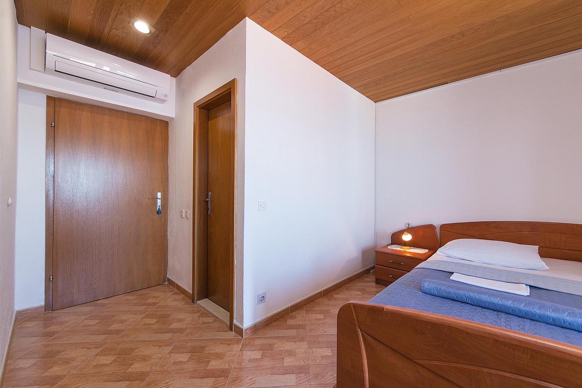 Apartments And Rooms By The Sea Brela, Makarska - 2752 الغرفة الصورة