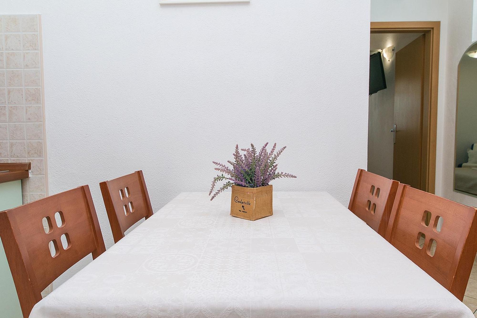 Apartments And Rooms By The Sea Brela, Makarska - 2752 الغرفة الصورة