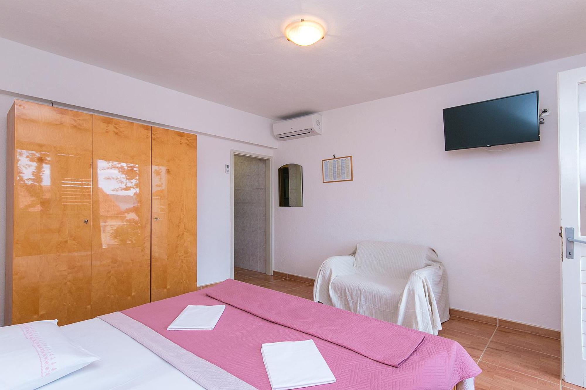 Apartments And Rooms By The Sea Brela, Makarska - 2752 الغرفة الصورة