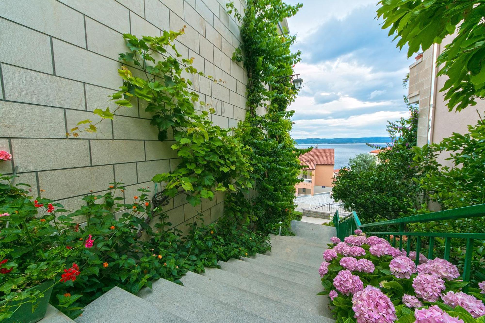 Apartments And Rooms By The Sea Brela, Makarska - 2752 المظهر الخارجي الصورة