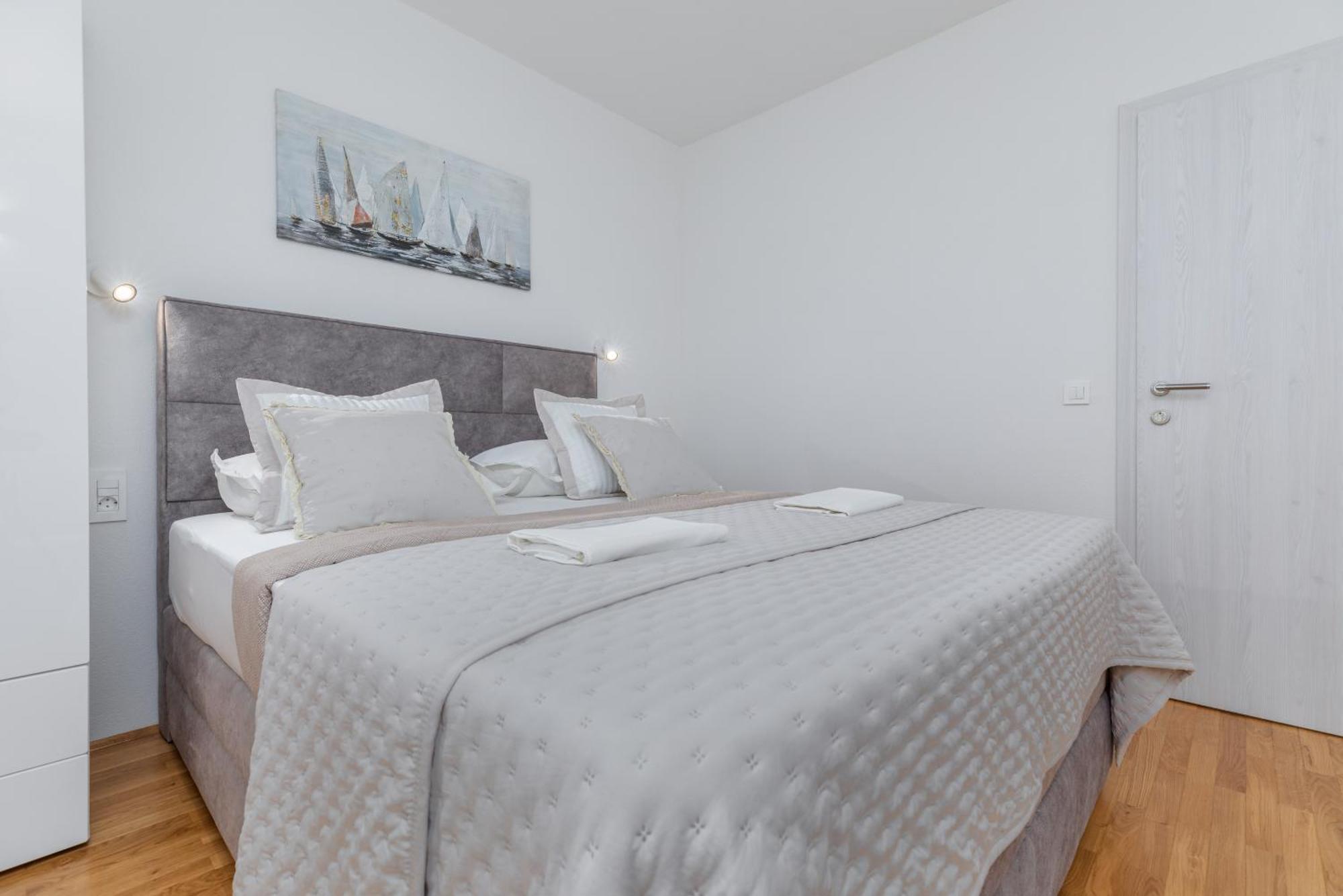 Apartments And Rooms By The Sea Brela, Makarska - 2752 الغرفة الصورة